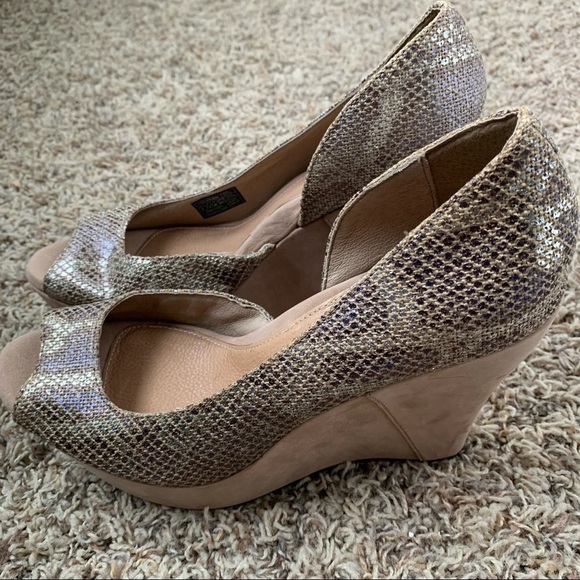 Ugg Toura Reptile Peep Toe Wedges -> Ugg Toura Reptile Peep Toe Wedges - Picture 2 of 7